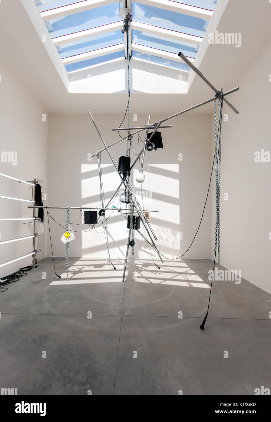 Pepo Salazar, Biziak 5.b, 2015, escultura, instalación de los sujetos (los temas) exposición, Pabellón de España, 56ª Bienal de Arte de Venecia, 2015 Foto de stock
