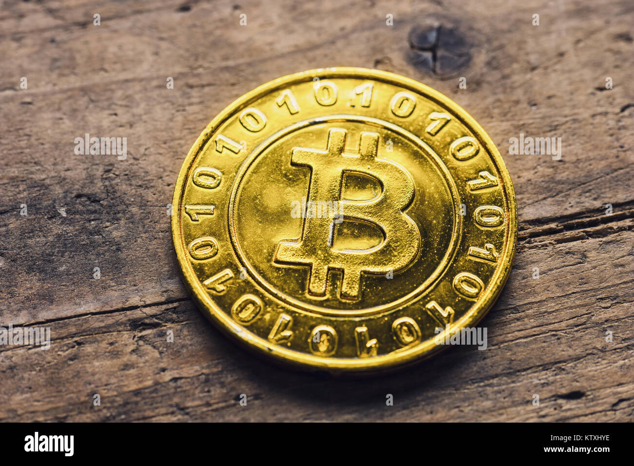 Bitcoin clásico en madera dorada Foto de stock