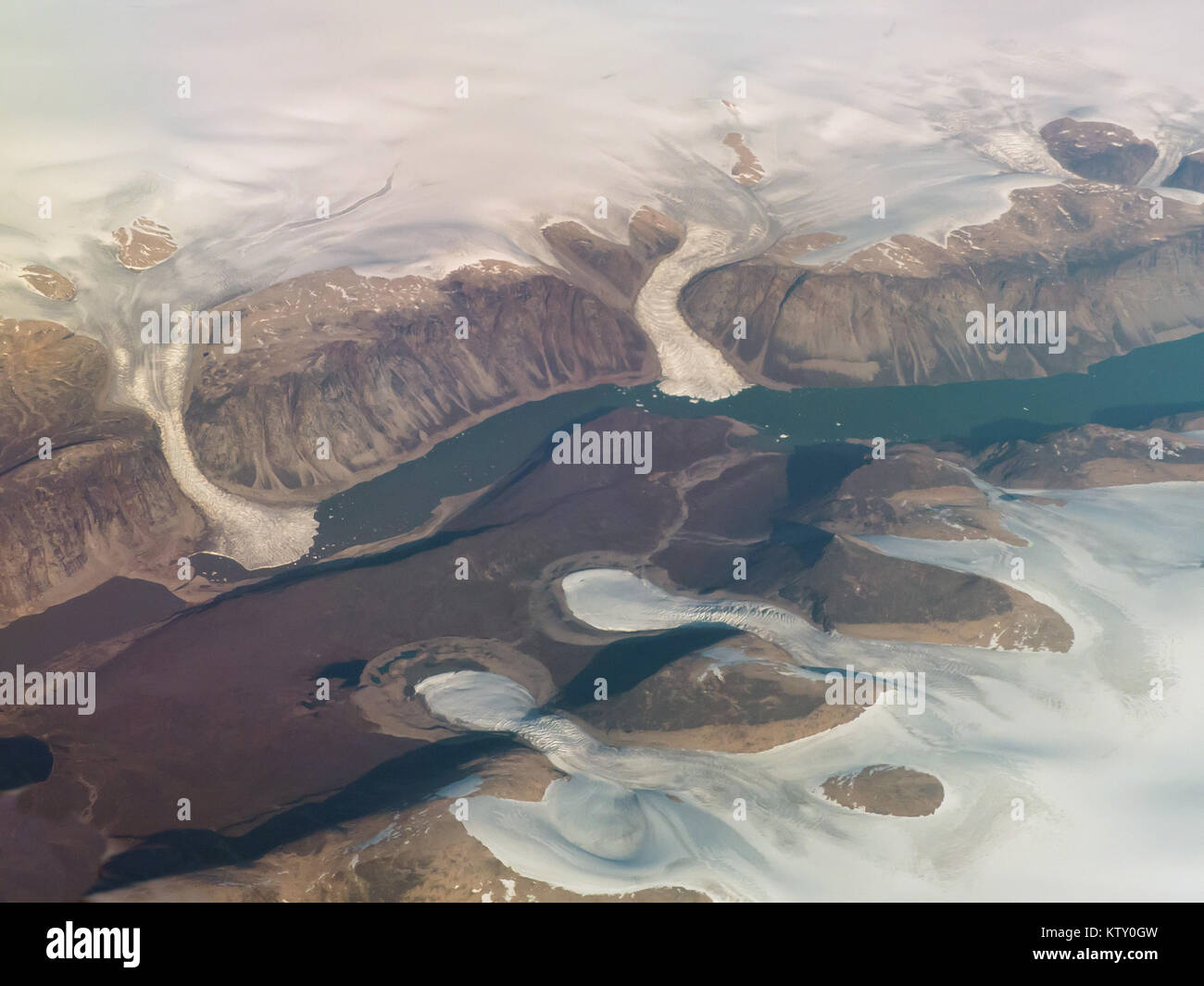 La Isla de Baffin (Nunavut), Canadá: una toma aérea de los glaciares cerca de la entrada del estanque. Foto de stock