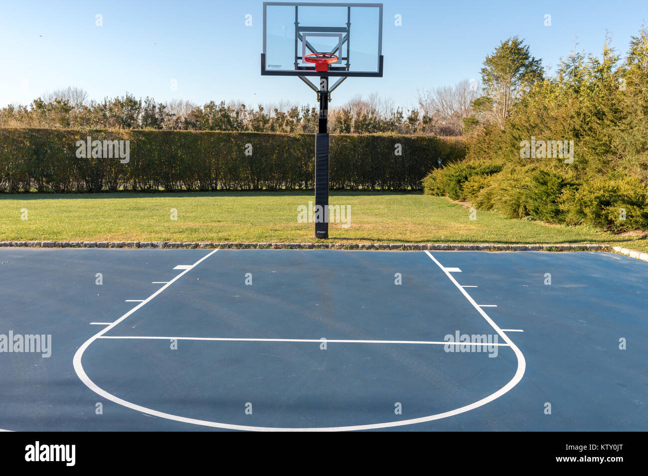 Cancha de baloncesto en Southampton, NY Foto de stock
