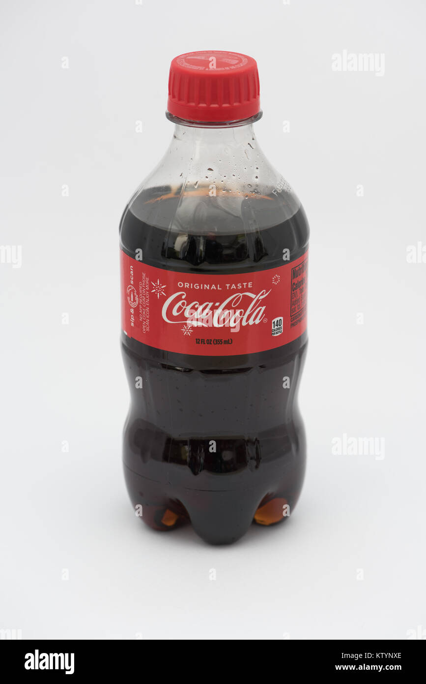 Botella plástica de coca cola fotografías e imágenes de alta resolución ...