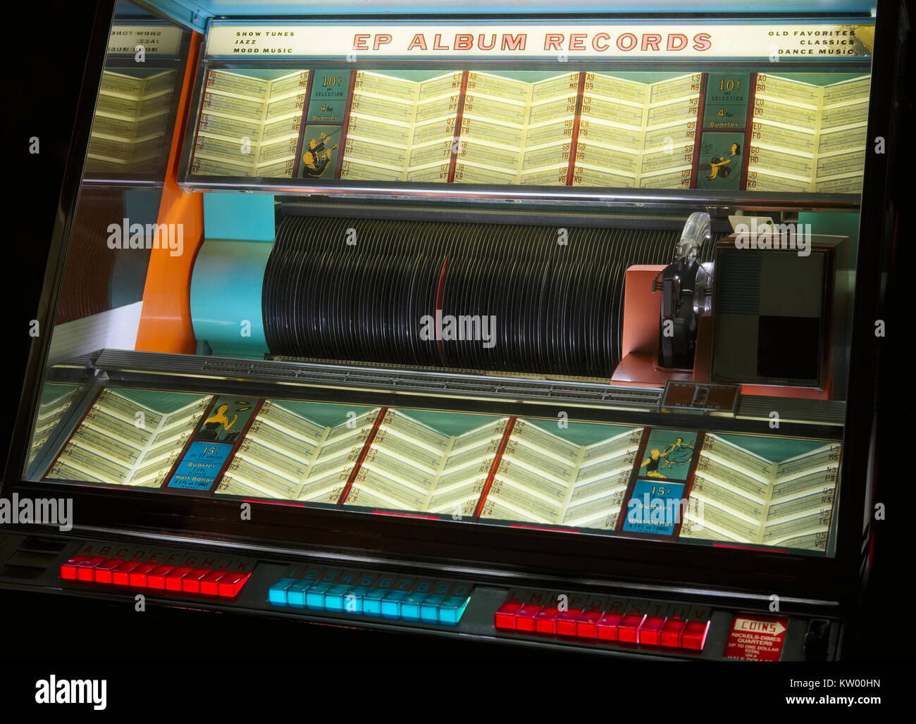 Jukebox de música retro original reproductor de discos de vinilo con monedas  Fotografía de stock - Alamy