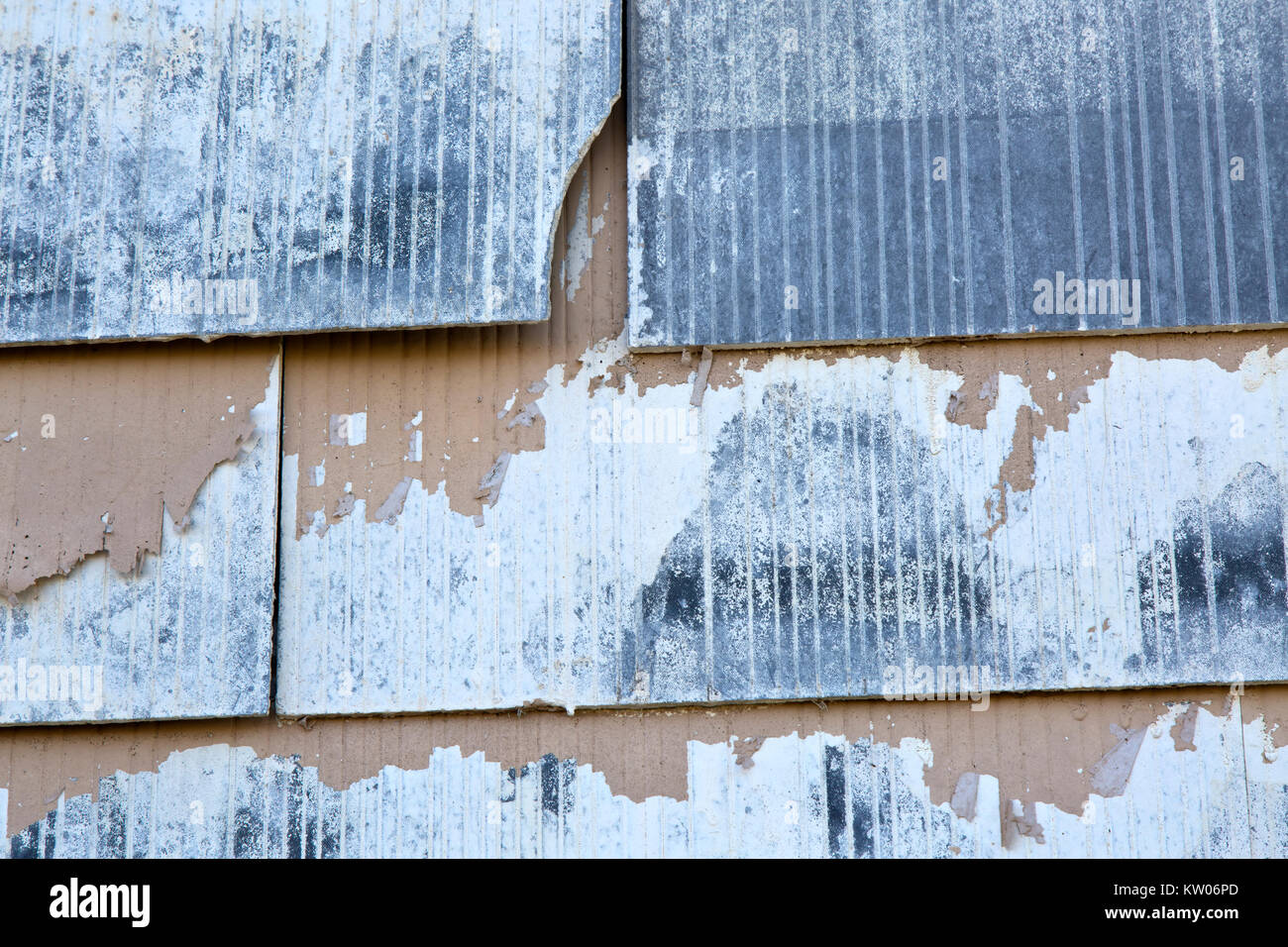 Plaqueta de amianto viejo apartadero adjunta a la pared exterior de la estructura. Foto de stock