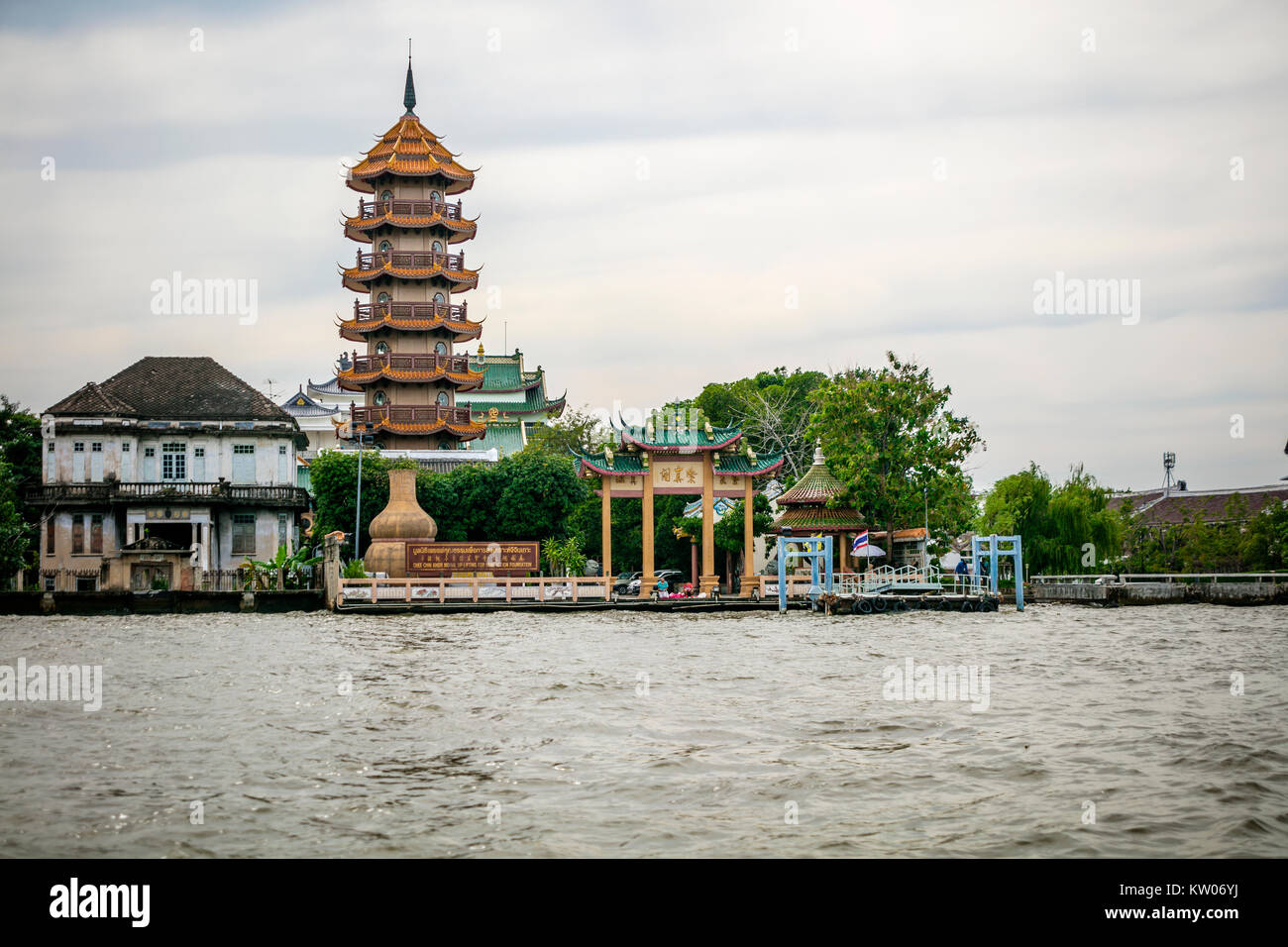 Pagoda china y el embarcadero, Río Chao Phraya, Bangkok, Tailandia. Foto de stock