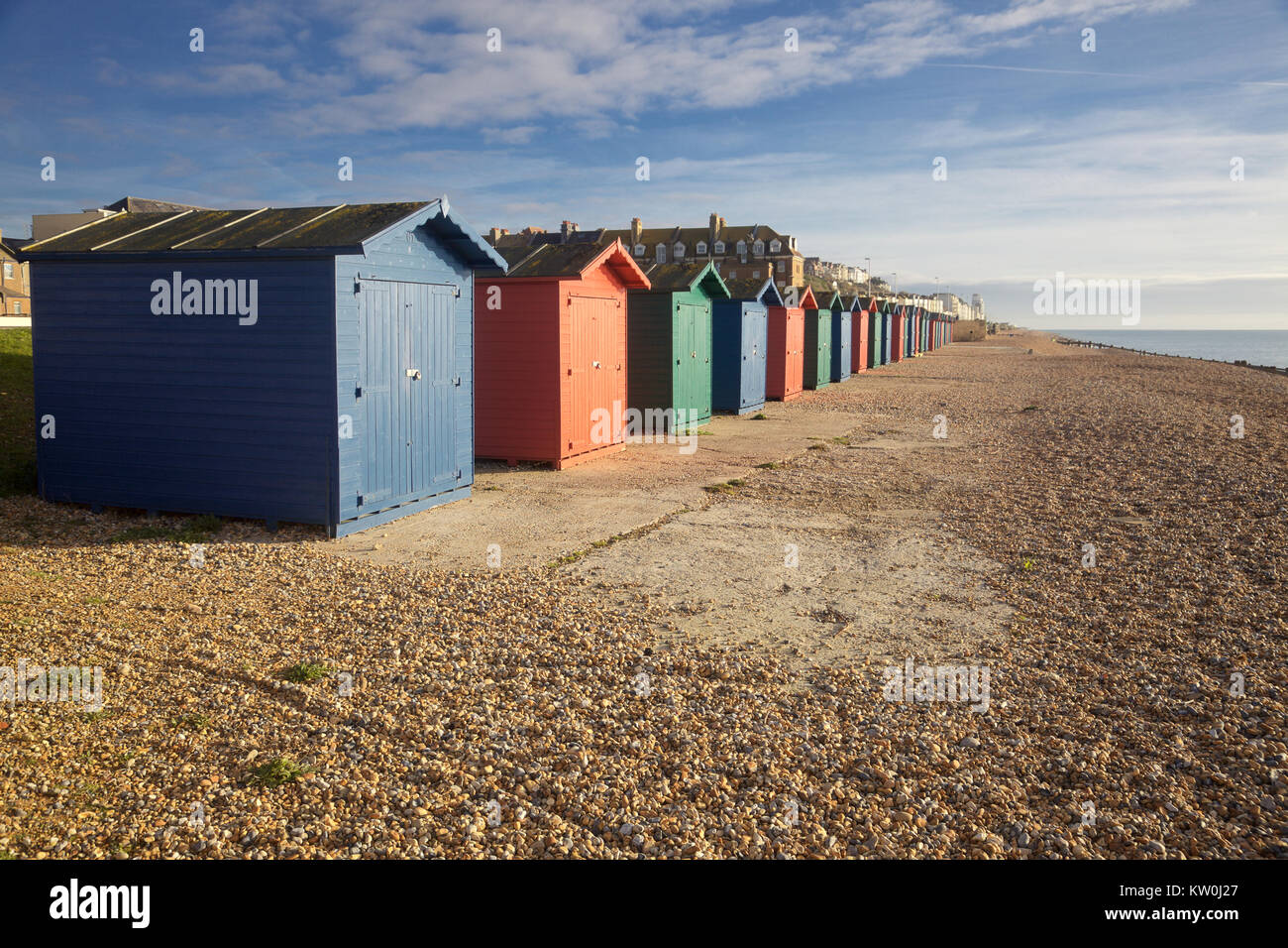 Una hilera de cabañas de playa en Hasting, East Sussex, Inglaterra Foto de stock