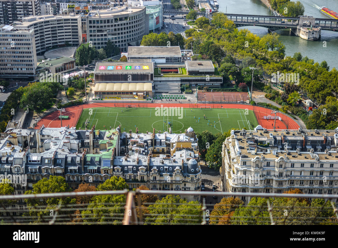 Vista de un campo de deportes de la escuela de la primera plataforma de la Torre Eiffel en París Francia Foto de stock