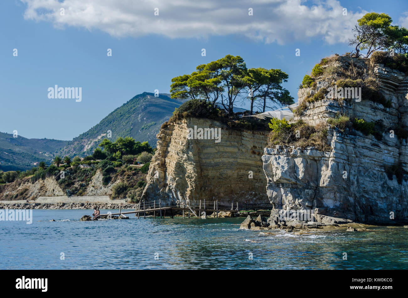 Promontorios montañosos en el mar Jónico, en la parte sur de la isla de Zakynthos, cerca de la isla de Marathonisi, donde nacen habitualmente el caret Foto de stock