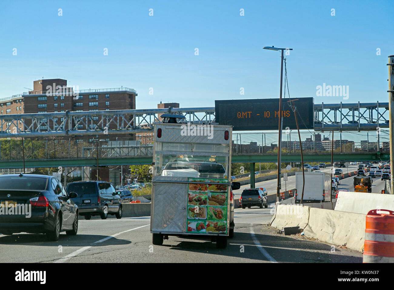 Camión de alimentos siendo remolcado cerca de la ciudad de Nueva York, Estados Unidos Foto de stock