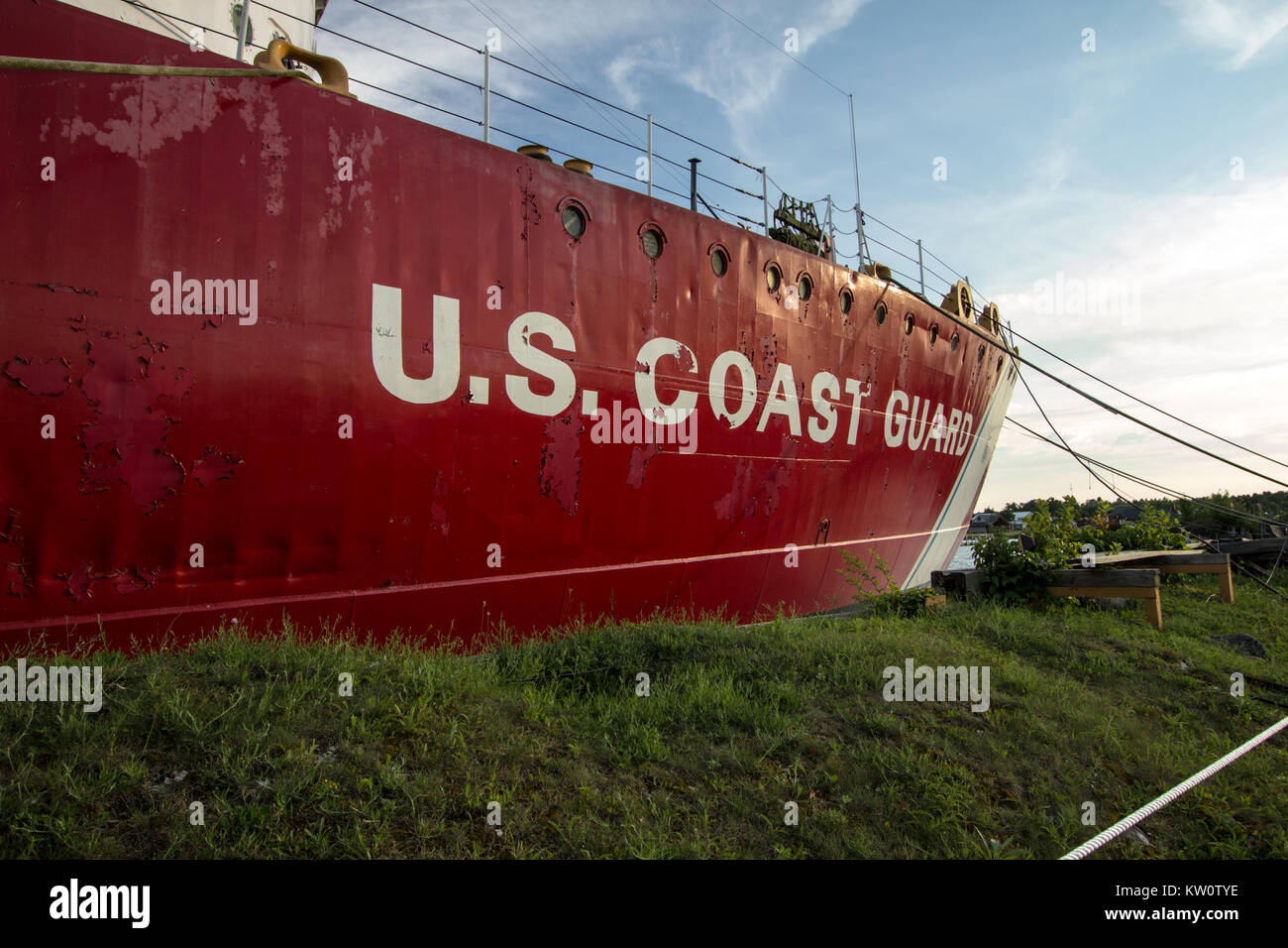 Barco de la Guardia Costera de Estados Unidos. La Guardia Costera de EE.UU. buque rompehielos Mackinaw está jubilado que ahora funciona como un museo en Mackinaw City, Michigan. Foto de stock