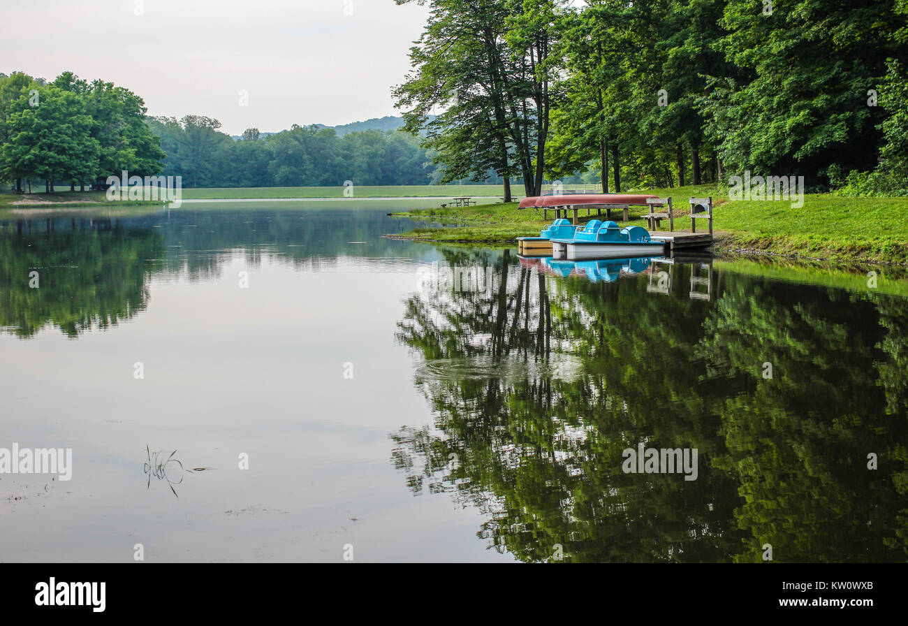 Día de verano en el lago. Línea de canoas y botes a pedal a la orilla del lago, en el Parque Estatal Scioto en Chilicothe, Ohio Foto de stock