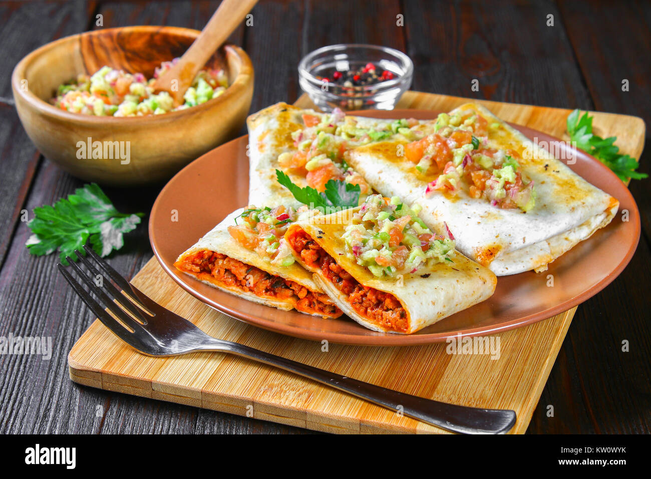 Plato tradicional mexicano chimichanga. Pastel de maíz con carne