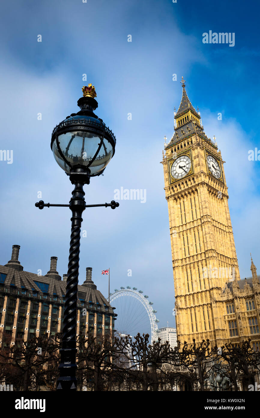 St Stephen's Tower o el Big Ben y el Palacio de Westminster en Londres, Inglaterra, Reino Unido. Casa Portculis puede verse en el fondo. Foto de stock