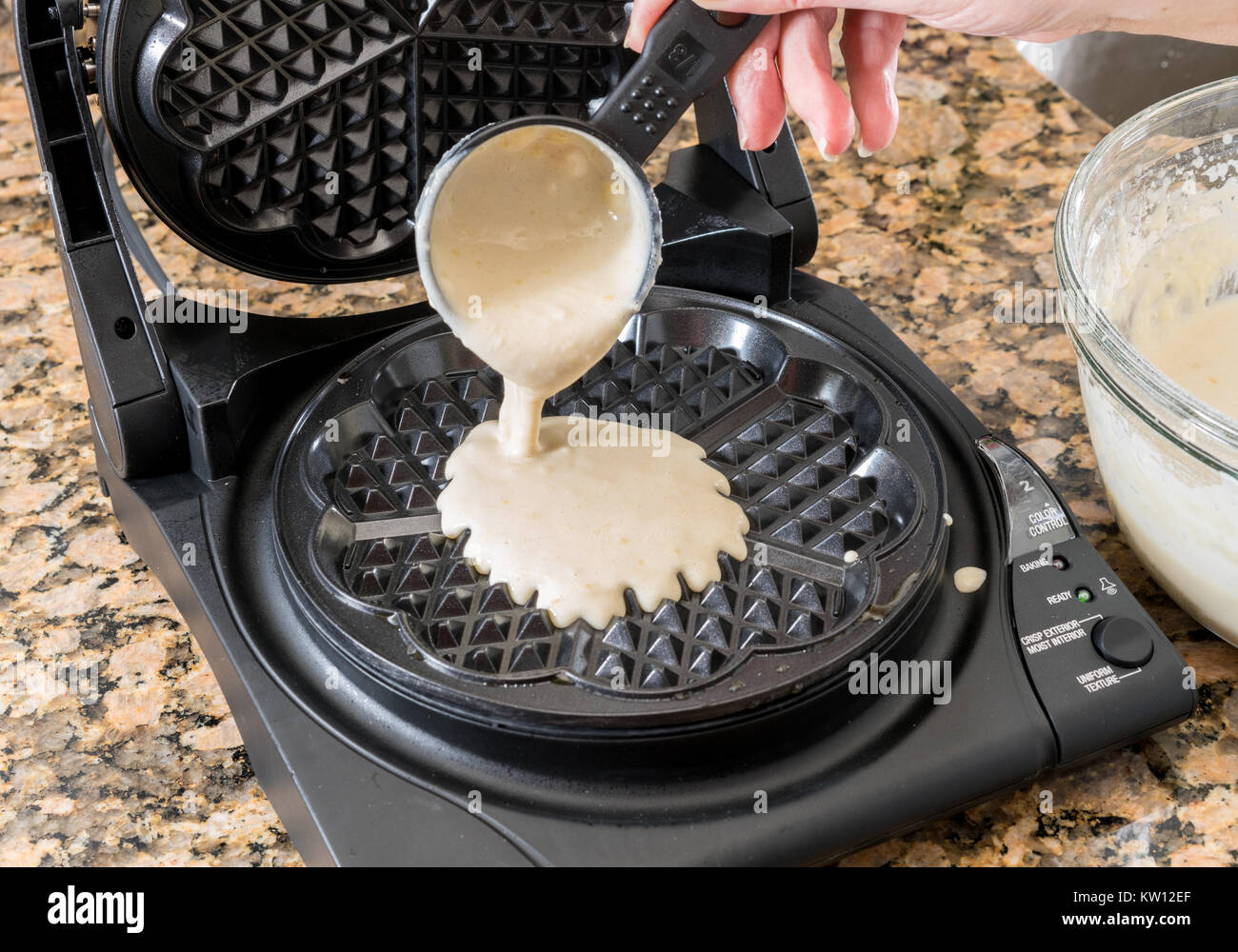 Segundo grado Como Síguenos Máquina para hacer waffles noruegos o hierro Fotografía de stock - Alamy Segundo grado Como Síguenos Máquina para hacer waffles noruegos o hierro Fotografía de stock - Alamy