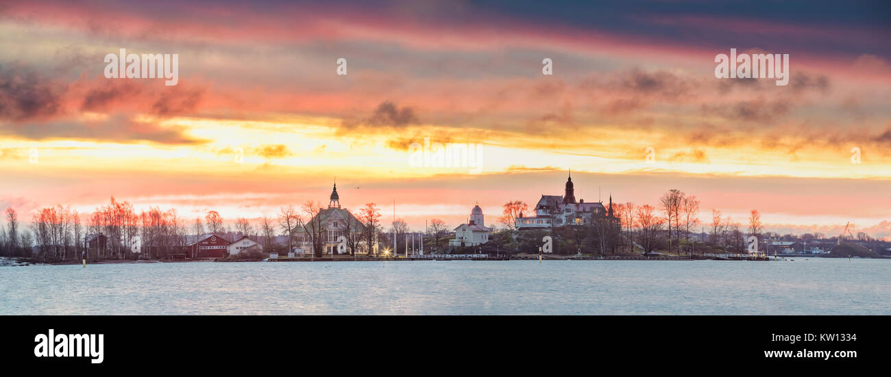 Helsinki, Finlandia. Vista panorámica del paisaje de Valkosaari Blekholmen Sunrise Island y Luotuo Isla. Foto de stock