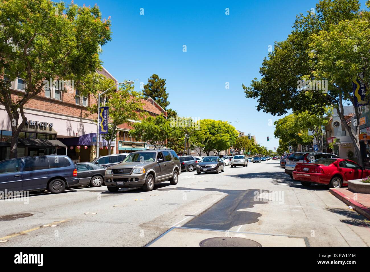 Los coches bajan 3rd Avenue, una calle principal en la ciudad de Silicon Valley en San Mateo, California, julio de 2016. Foto de stock
