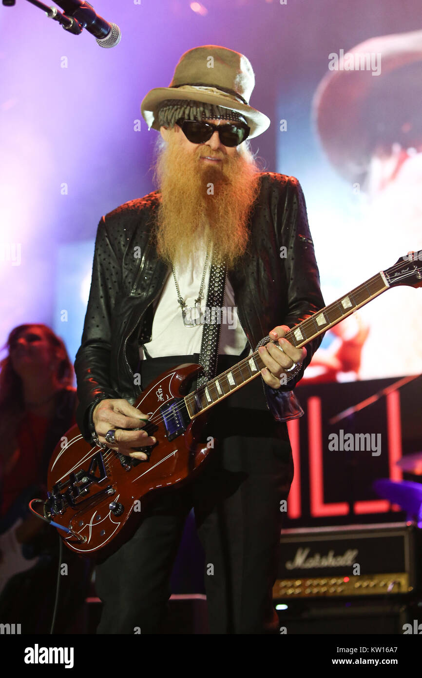 Nueva York-NOV 29: Billy Gibbons realiza en América saluda a usted y Wall  Street rocas presenta las leyendas de los Héroes de la guitarra en la  Terminal 5, en la Ciudad de