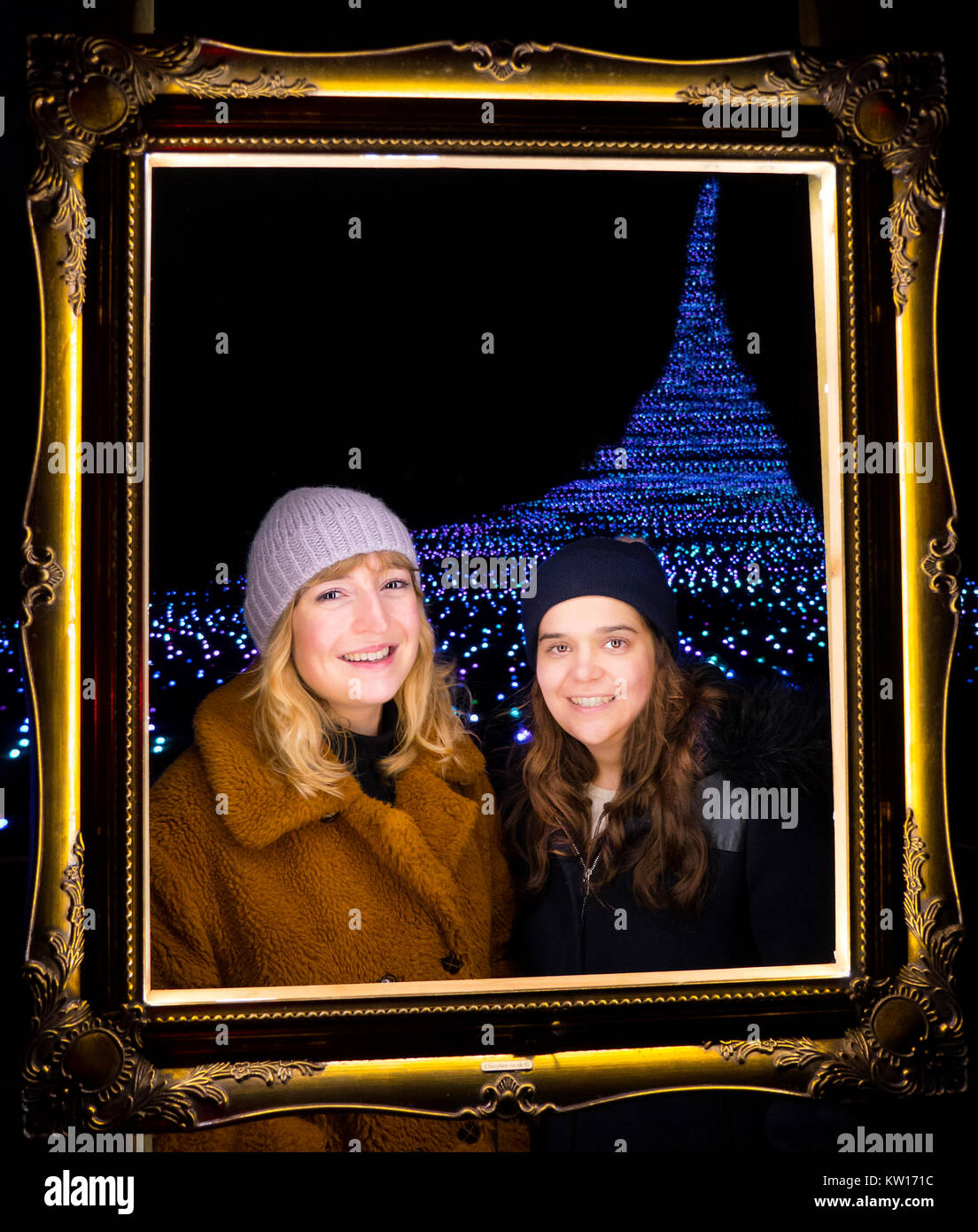 Las mujeres jóvenes en el Palacio de Blenheim rastro de luz 2017 Foto de stock