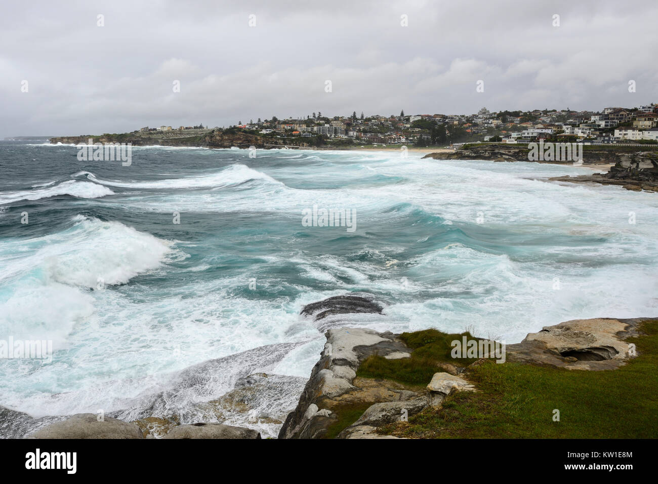 Mares tormentosos golpeando Tamarana Playa y Bronte Playa de Bronte, un suburbio del este de Sydney, New South Wales, Australia Foto de stock