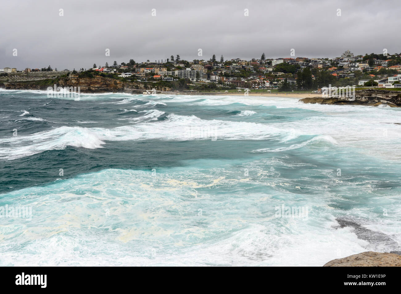 Mares tormentosos golpeando Tamarana Playa y Bronte Playa de Bronte, un suburbio del este de Sydney, New South Wales, Australia Foto de stock
