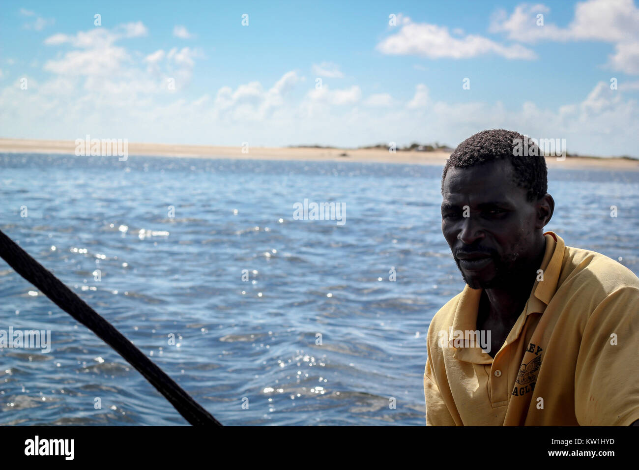 Pescadores mozambiqueños en velero tradicional en Tofo cerca de Maputo. Foto de stock