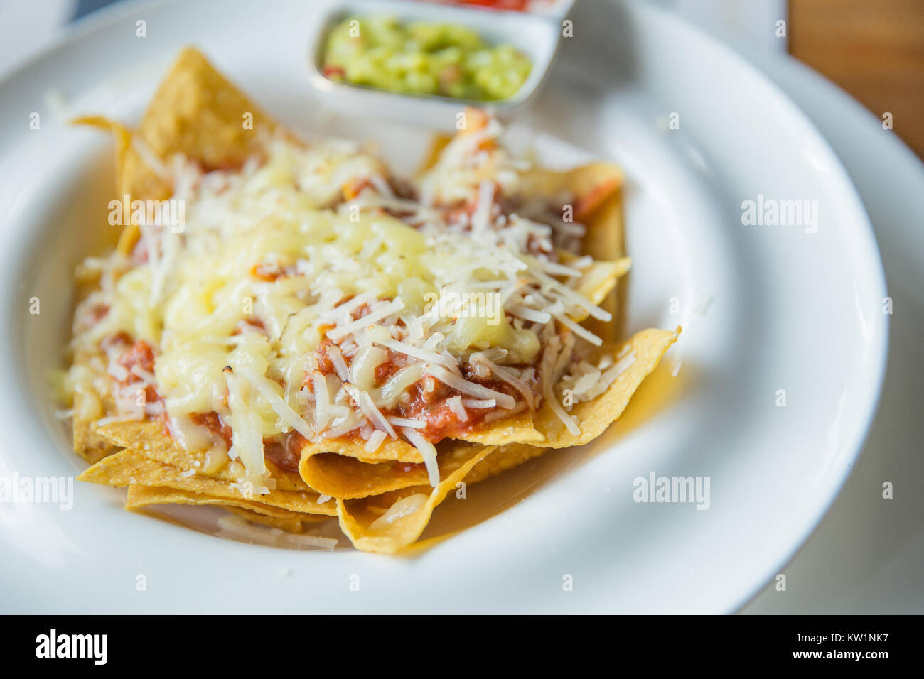 La comida mexicana nachos con salsa y queso Foto de stock