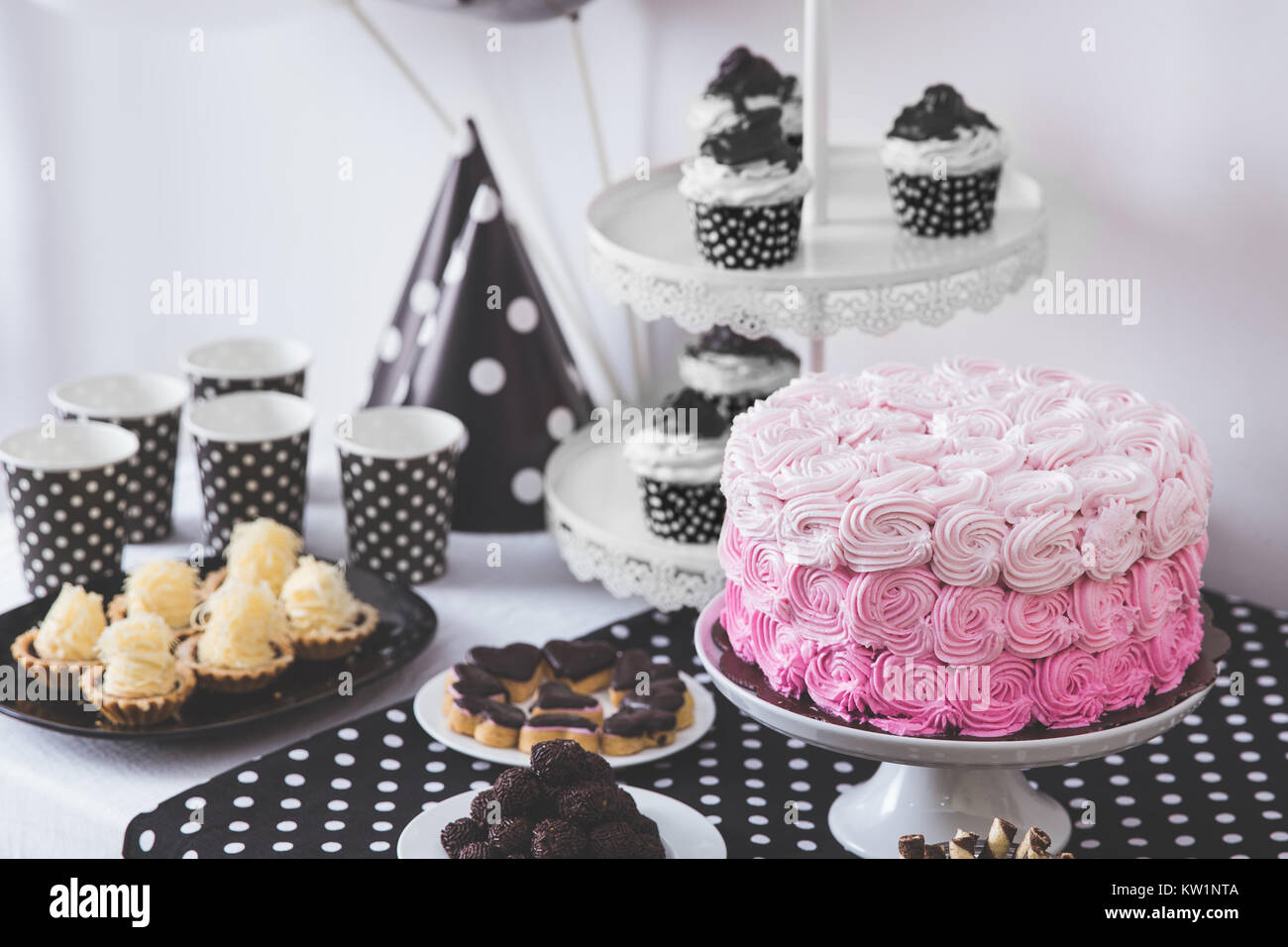 Fiesta de cumpleaños en blanco y negro decoración Fotografía de stock -  Alamy