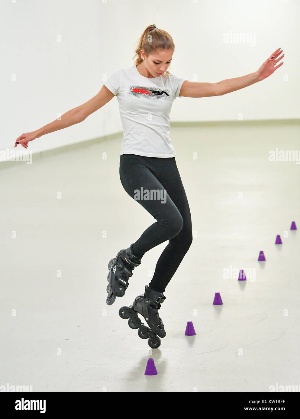 Frankfurt, Alemania. 28 dic, 2017. Daria rusa Kuznetsova prácticas el  freestyle-slalom sobre sus patines en línea en Frankfurt, Alemania, el 28  de diciembre de 2017. Actualmente, Daria Kuznetsova es el mejor del