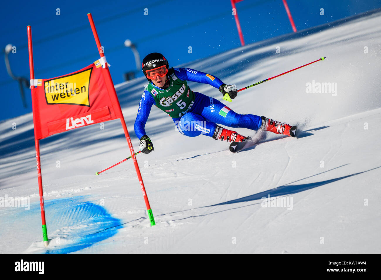 Lienz, Austria. 29 dic, 2017. Sofia Goggia de Italia compite en el FIS World Cup de slalom gigante damas carrera en Lienz, Austria el 29 de diciembre de 2017. Crédito: Jure Makovec/Alamy Live News Foto de stock