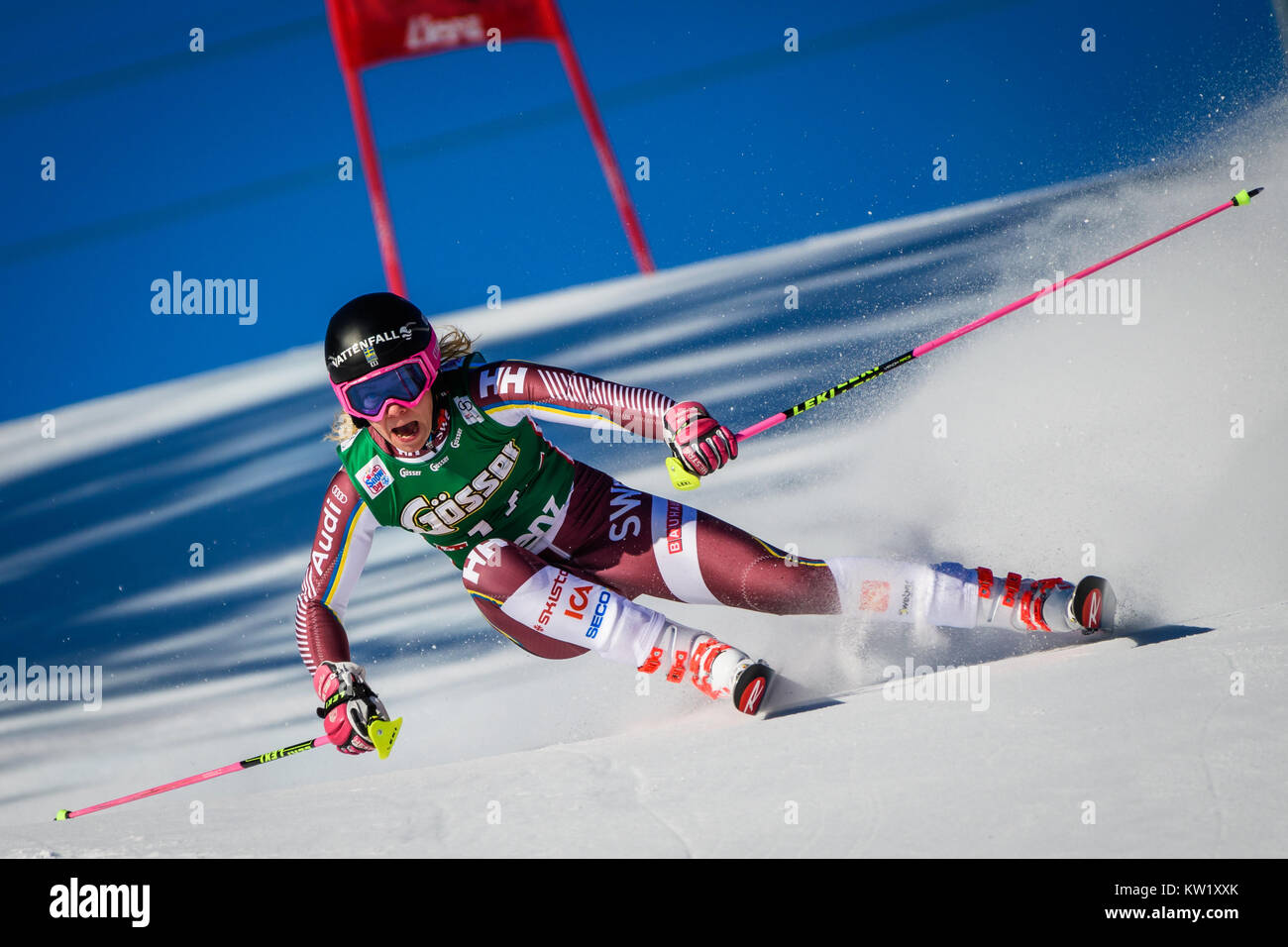 Lienz, Austria. 29 dic, 2017. Frida Hansdotter de Suecia compite durante la Copa del Mundo FIS Damas Slalom Gigante carrera en Lienz, Austria el 29 de diciembre de 2017. Crédito: Jure Makovec/Alamy Live News Foto de stock