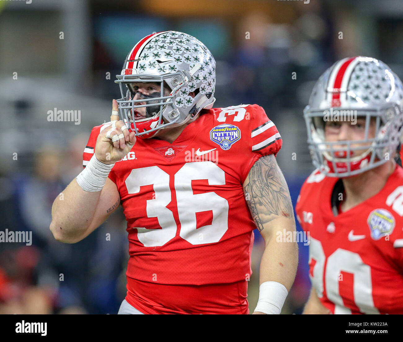 Arlington, TX, EE.UU. 29 dic, 2017. Ohio State Buckeyes operación Linebacker Zach Turnure (36) celebra después de hacer un abordar en el segundo trimestre durante el Cotton Bowl Goodyear clásico entre los troyanos de USC y la Ohio State Buckeyes en AT&T Stadium en Arlington, TX. John Glaser/CSM/Alamy Live News Foto de stock