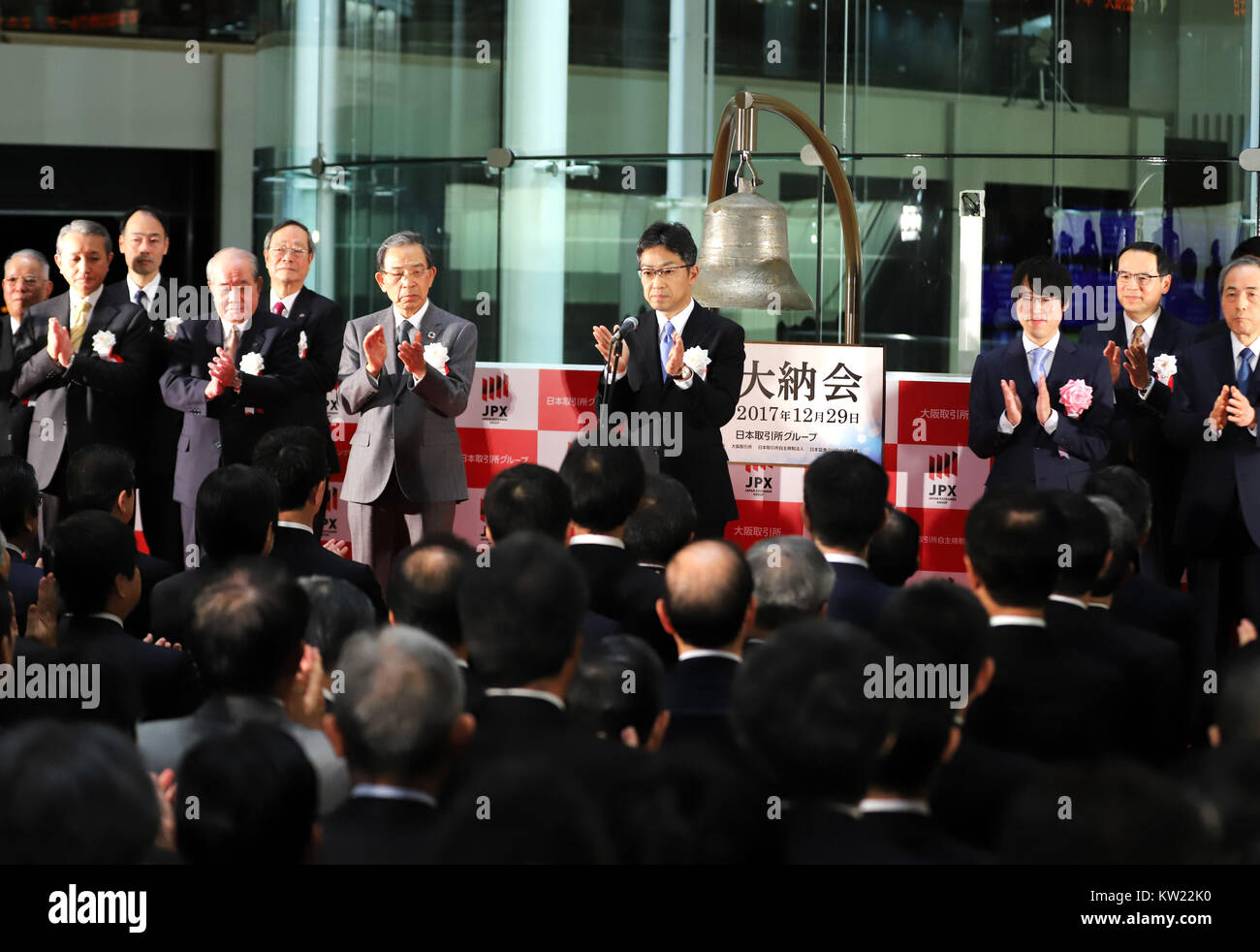 Toyota, Japón. 29 dic, 2017. Japan Exchange ejecutivos del grupo antagónico  durante una ceremonia para celebrar la última cotización de 2017 en la Bolsa  de Tokio el viernes, 29 de diciembre de