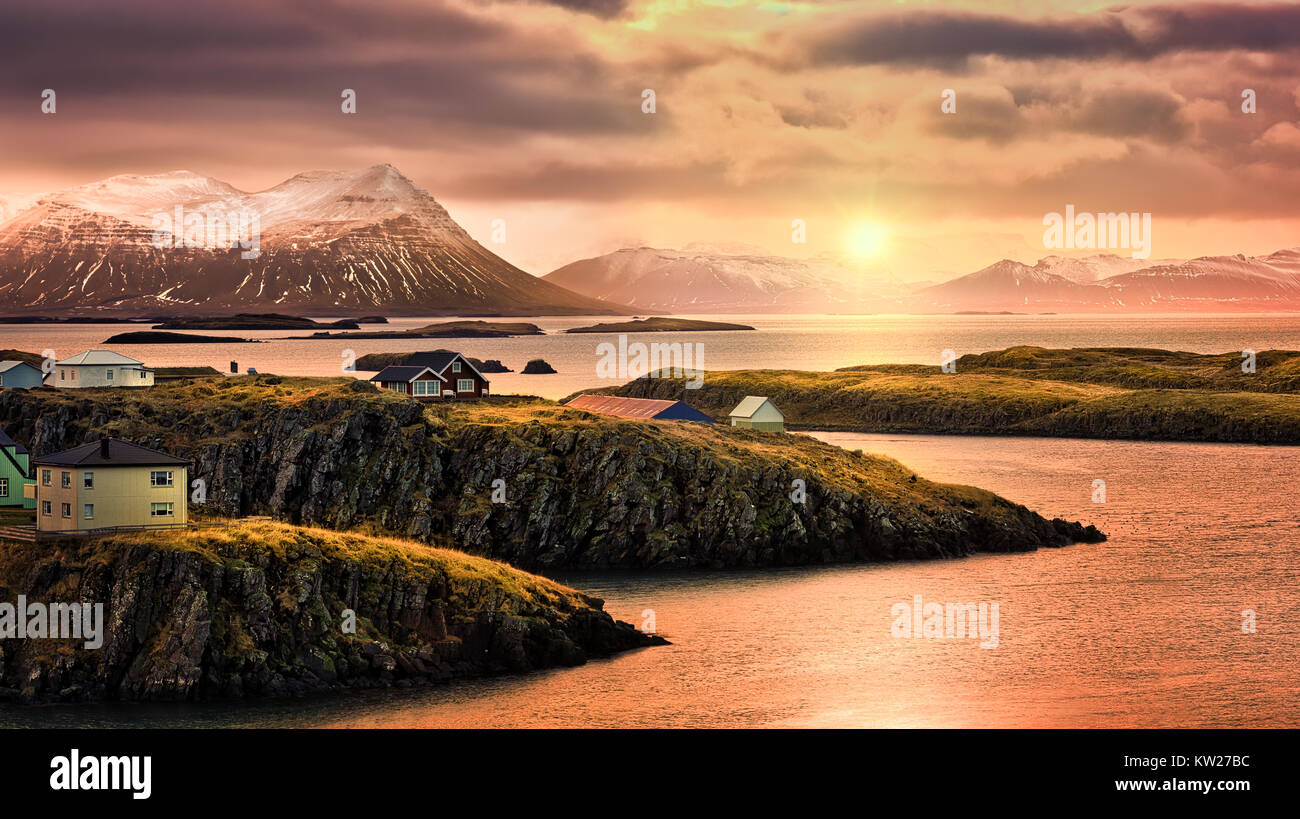 Stykkisholmur fiordos rocosos al atardecer. Stykkisholmur es una localidad situada en la parte occidental de Islandia. Foto de stock