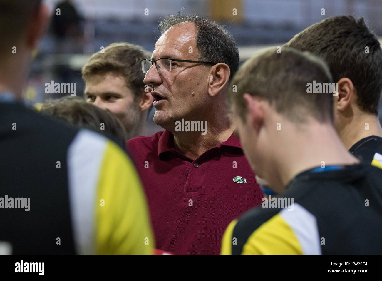 ZAGREB, CROACIA - Octubre 24, 2017: Voleibol Superleague croata coinciden entre Zagreb y Medicinar Mladost Zagreb. Entrenador Foto de stock