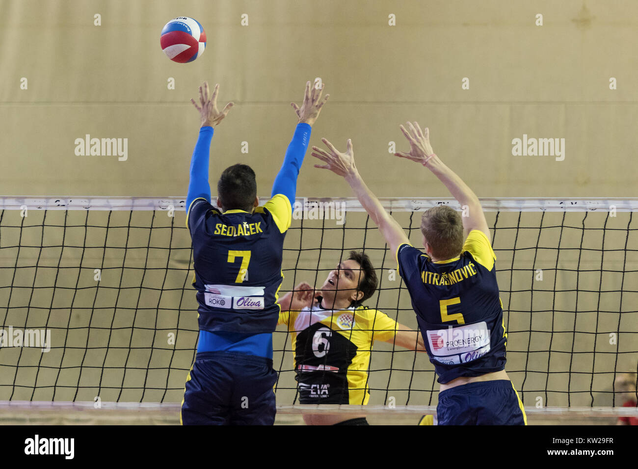 ZAGREB, CROACIA - Octubre 24, 2017: Voleibol Superleague croata coinciden entre Zagreb y Medicinar Mladost Zagreb. Los jugadores en acción Foto de stock