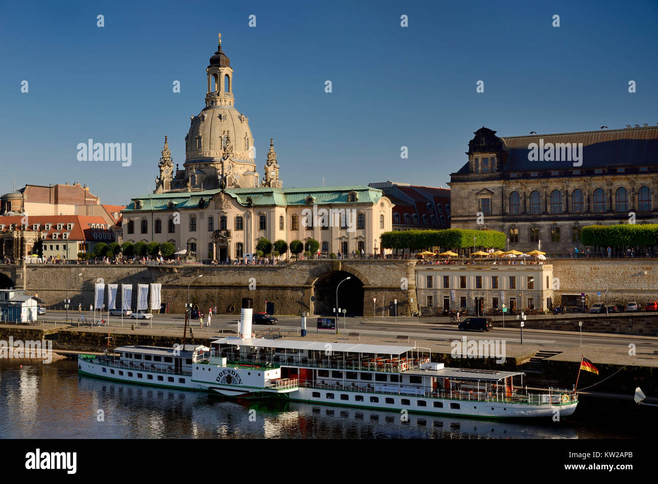 Dresden, terraza de orilla y Br?hlsche terraza con la Iglesia de Nuestra Señora , Terrassenufer und Brühlsche Terrasse mit Frauenkirche Foto de stock