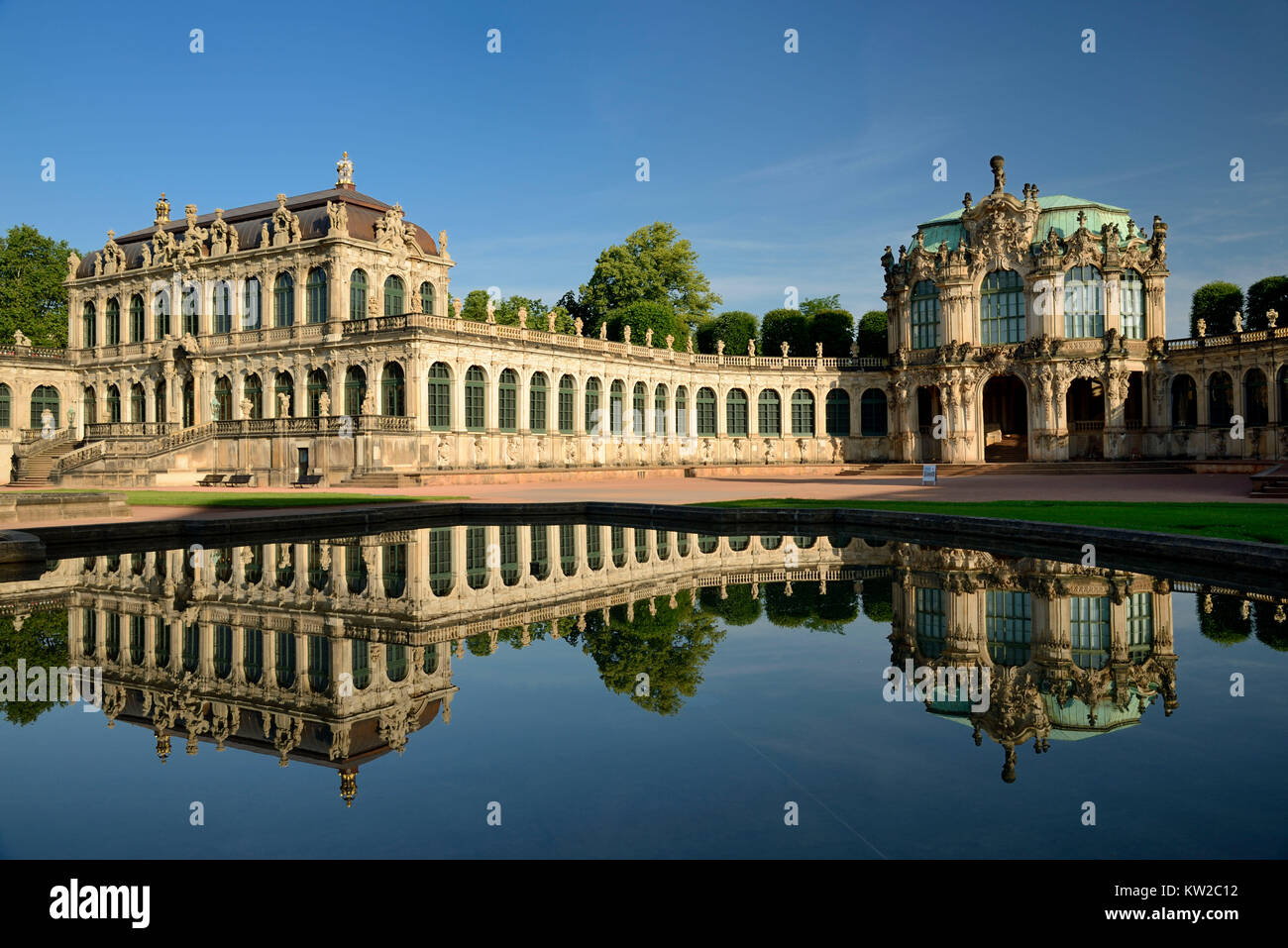 Dresden, kennel corte con física y matemáticamente terraplén pavilion, mit Zwingerhof Mathematisch Physikalischem und Wallpavillon Foto de stock