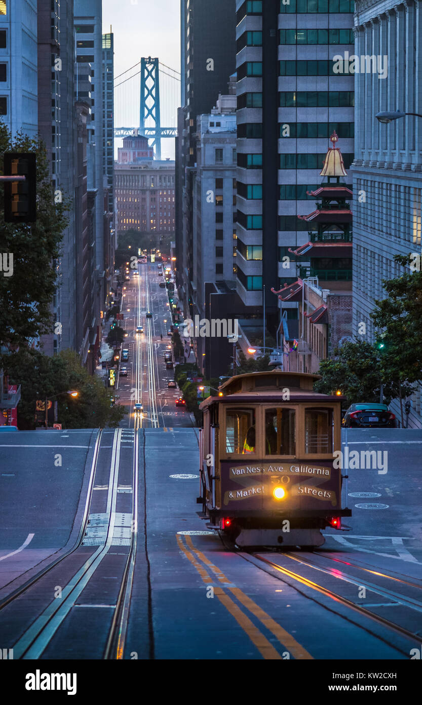 Vista clásica del histórico teleférico cabalgando en la famosa calle de California hermoso crepúsculo temprano en la mañana antes de la salida del sol en verano, San Francisco. Foto de stock