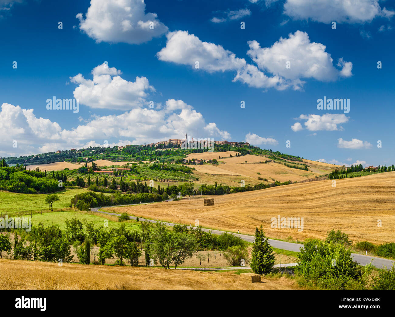 Hermoso paisaje toscano con el casco antiguo de la ciudad de Pienza en una colina en verano, la Val d'Orcia, Italia Foto de stock