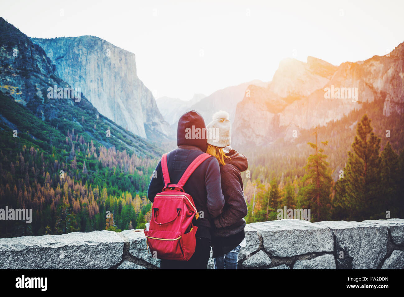 Vista romántica de una pareja joven, disfrutando de la famosa vista de túnel en la luz de la mañana de oro hermoso amanecer en el valle de Yosemite en verano con retro vinta Foto de stock