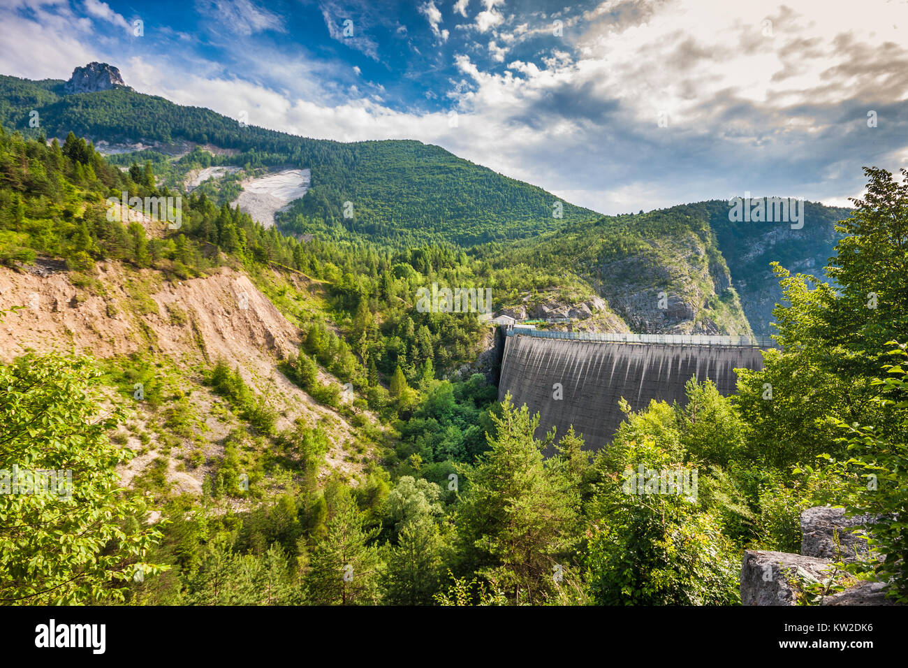 Hermosa vista de sitio conmemorativo en Vajont presa con la presa en el fondo en el Veneto, Italia Foto de stock