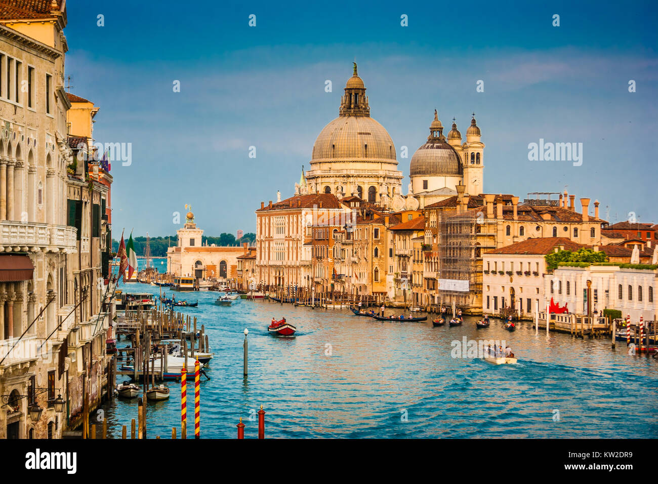 Hermosa vista del famoso Canal Grande, con la Basílica di Santa Maria della Salute al atardecer en Venecia, Italia Foto de stock