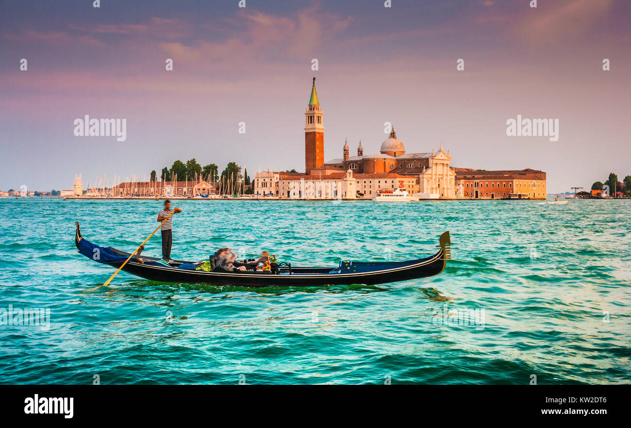 Hermosa vista de góndola tradicional en el Canal Grande, con la iglesia de San Giorgio Maggiore en el fondo al atardecer, San Marco, Venecia, Italia Foto de stock