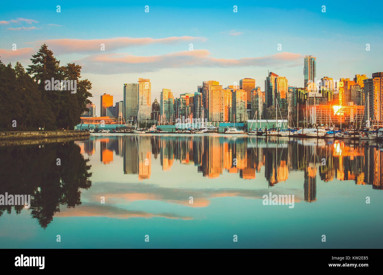 Hermosa vista de Vancouver skyline con Stanley Park al atardecer, British Columbia, Canadá Foto de stock