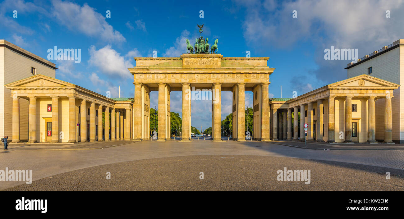 Brandenburger Tor (Puerta de Brandenburgo), uno de los hitos más conocidos y los símbolos nacionales de Alemania, en la hermosa golden morning light Foto de stock