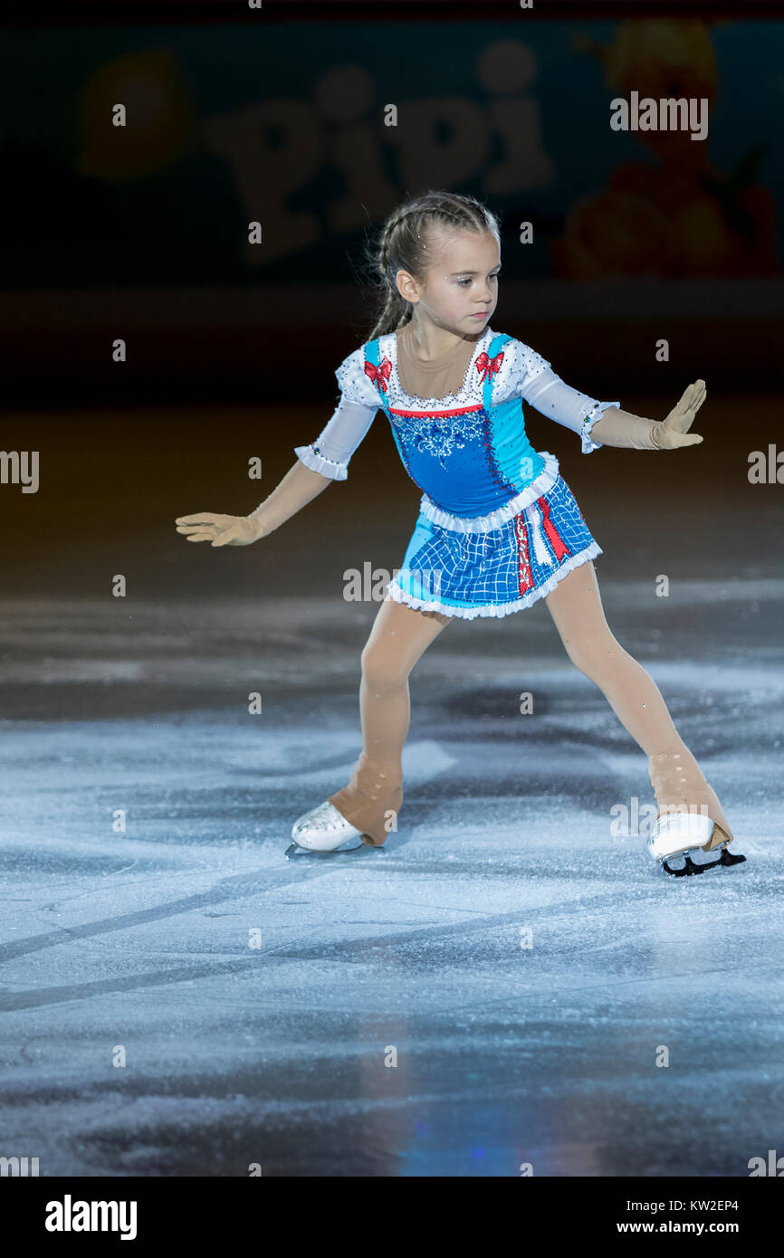 Niña patinaje artístico en la pista de hielo cubierta. La danza, deporte de  invierno, ejercicio, formación, infancia, campeón concepto Fotografía de  stock - Alamy
