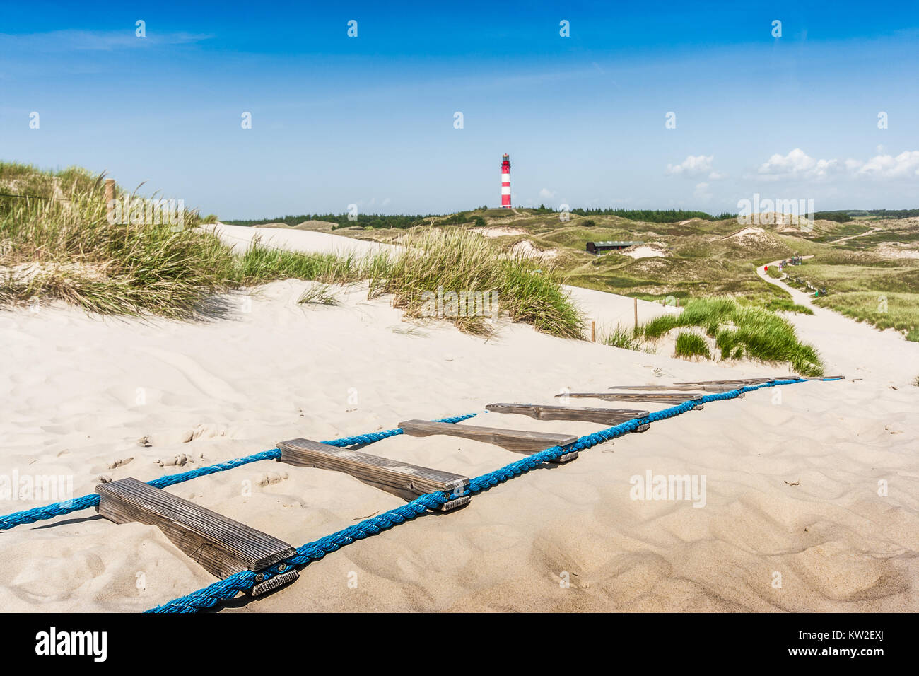 Hermoso paisaje de dunas con el tradicional faro en el Mar del Norte, Schleswig-Holstein, Alemania Foto de stock