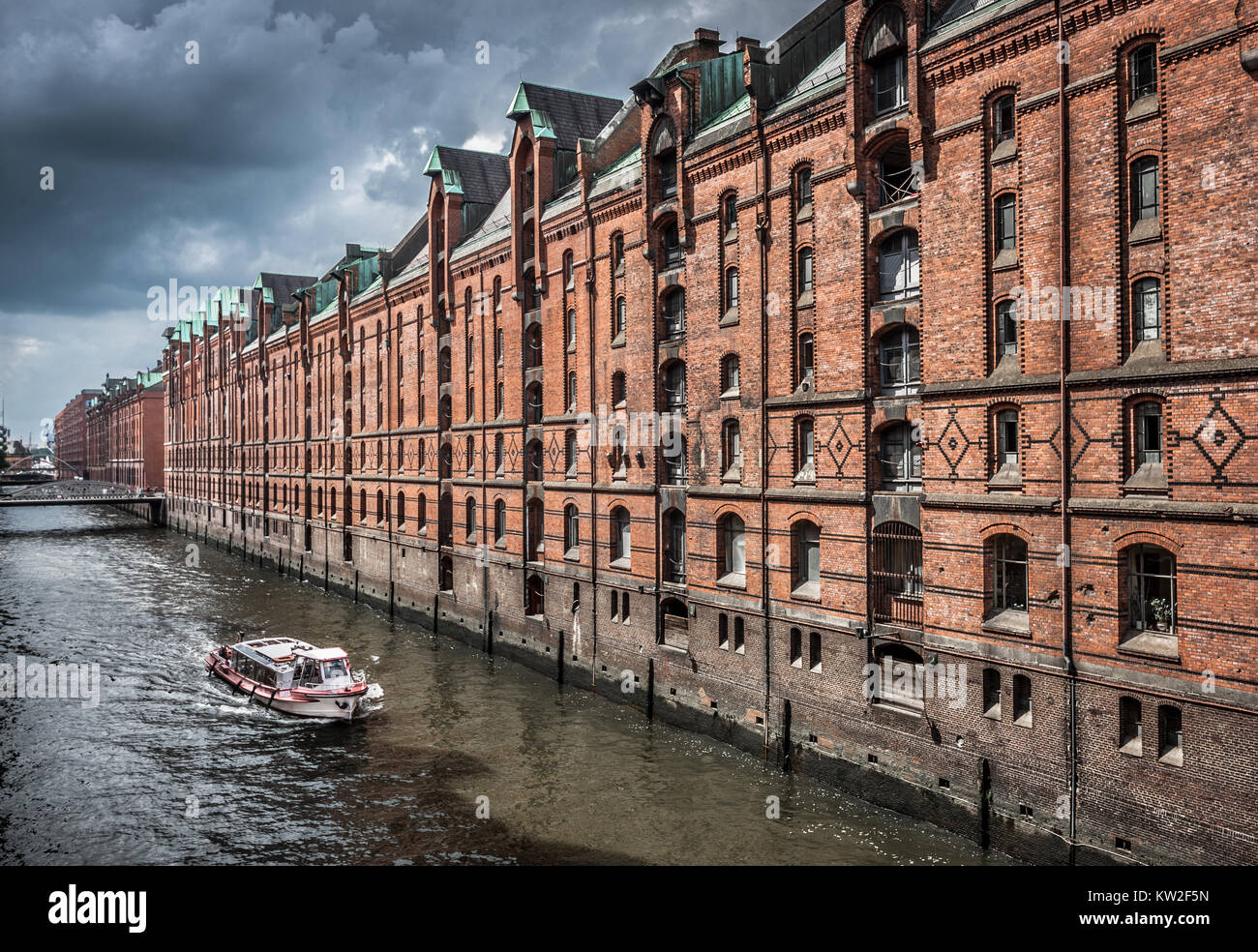 Famoso distrito de almacenes Speicherstadt con nubes oscuras antes de la tormenta en Hamburgo, Alemania. Foto de stock