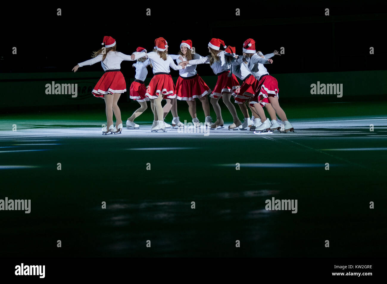 ZAGREB, CROACIA - Diciembre 09, 2017: la competición de patinaje artístico Golden Spin de Zagreb 2017 gala. Los patinadores sobre hielo dressd como ayudantes de Papá Noel. Foto de stock