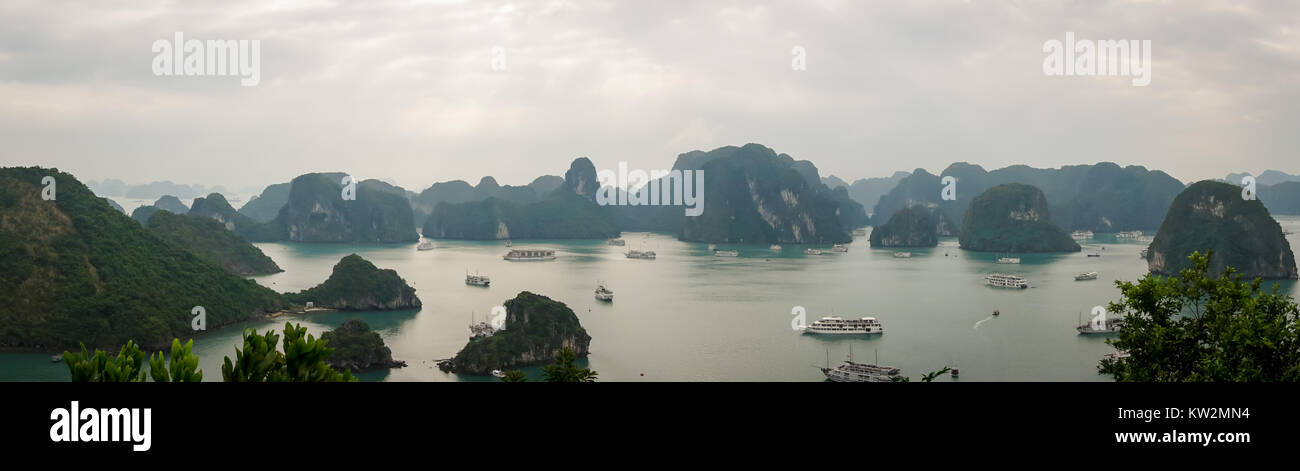 Las formaciones cársticas en el mar, el patrimonio natural de la humanidad - la bahía de Halong Foto de stock