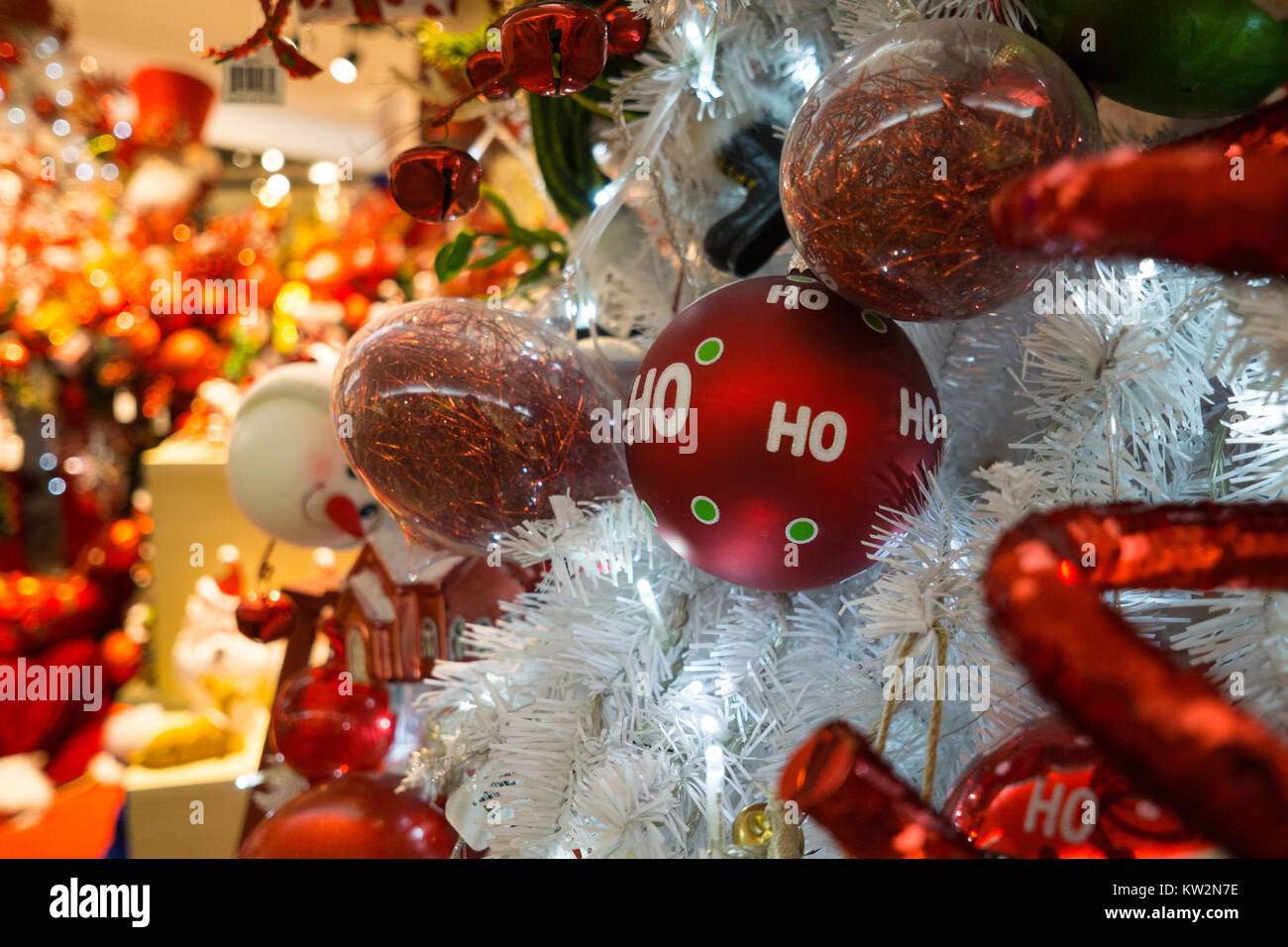 Árbol de Navidad baubel con una bola roja con una redacción Ho Ho Ho Foto de stock